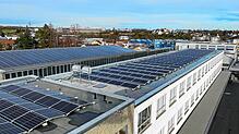 Riesige Dachflächen hat die Aluminium-Gießerei im vergangenen Jahr mit Photovoltaik-Modulen bestückt. Damit kann das Unternehmen ...