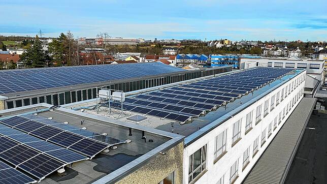 Riesige Dachflächen hat die Aluminium-Gießerei im vergangenen Jahr mit Photovoltaik-Modulen bestückt. Damit kann das Unternehmen ...