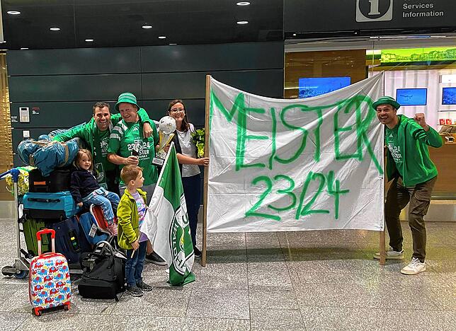 Meisterlicher Empfang: Co-Trainer Julian Tröndle verpasste zwar die Feierlichkeiten wegen eines Familienurlaubs, wurde aber von Trainer ...