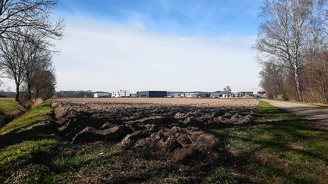 Blick von Südosten: Wo heute noch ein Acker ist, soll in Zukunft der neue Abschnitt des Gewerbegebiets entstehen.