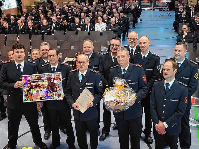 Sehr emotional war die feierliche Verabschiedung des langjährigen stellvertretenden Feuerwehrkommandanten Kai Olbrich (vorne in der ...