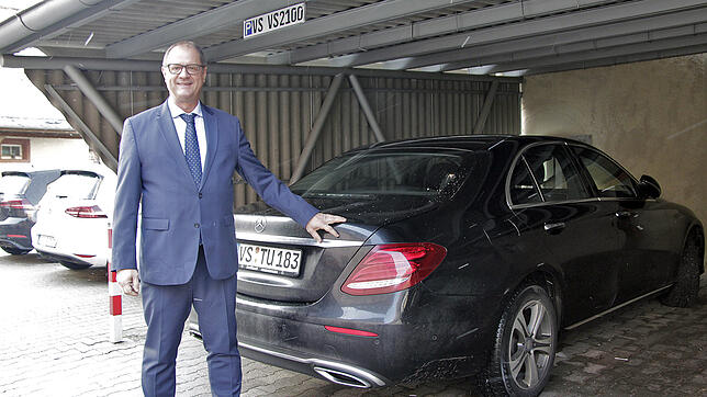 OB Roth mit seinem Dienstwagen, einer &bdquo;E-Klasse&ldquo;.