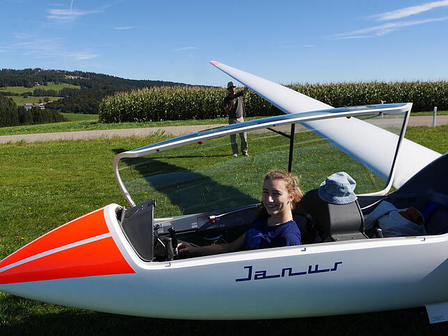 Flugbegeistert wie die Eltern: Janica, die Tochter des Vorsitzenden der Bad Säckinger Segelsportgruppe, Hanspeter Böhler, sitzt stolz in ...