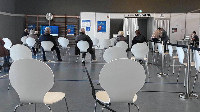 Nach dem Pieks müssen die Geimpften eine halbe Stunde warten, bevor sie sich auf den Heimweg machen.