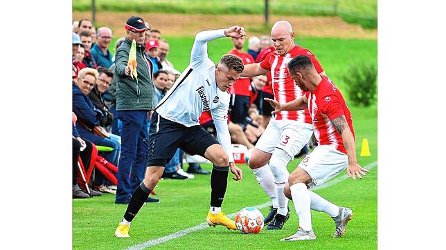 Der Aasener Philipp Maus (links) versucht, an Florian Herbst und Georg Gür (rechts) vom FC Pfaffenweiler vorbeizukommen. Aasen zeigte ...