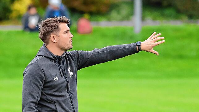 Oliver Sorg, Trainer des FC Radolfzell, kann mit seiner Mannschaft nach einer guten Leistung gegen den FC Königsfeld drei Punkte ...
