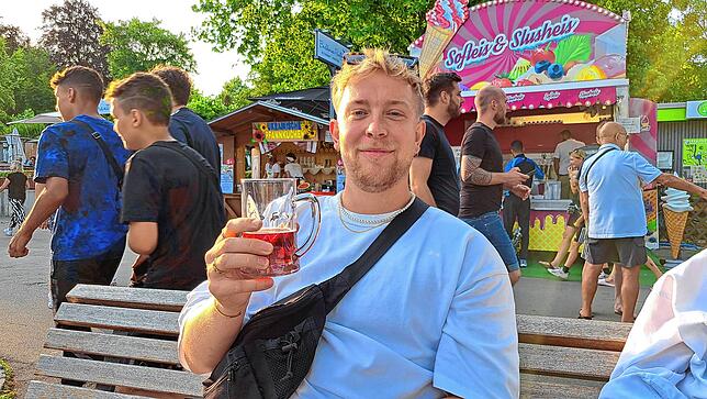 Markus Schöberl ist zufrieden, mindestens mit den Mostpreisen. 3 Euro hat er für das Glas gezahlt.
