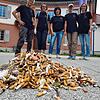 Die Aktionsgruppe &bdquo;Bad Dürrheim Kippenfrei&ldquo;, hier ein Bild vom September 2022 vor dem Rathaus Bad Dürrheim, sammelt ...
