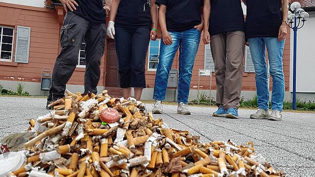 Die Aktionsgruppe &bdquo;Bad Dürrheim Kippenfrei&ldquo;, hier ein Bild vom September 2022 vor dem Rathaus Bad Dürrheim, sammelt ...