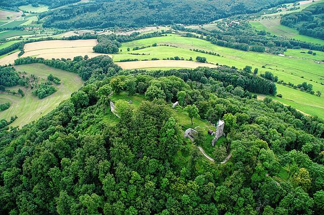 Die Burgruine Hohenhewen bei Engen: Von hier hat man einen guten Ausblick auf die Hegauer Landschaft.