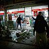 Menschen stehen am vergangenen Samstag vor einem geplünderten Geschäft in der Stuttgarter Marienstraße. Bei Auseinandersetzungen mit der ...