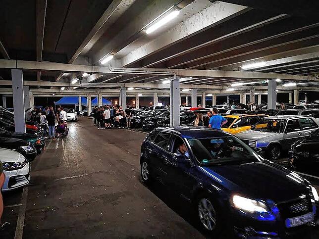 Ein Tuning-Treffen in der Parkgarage im Waldshuter Gewerbegebiet Kaitle. Hier treffen sich Wochenende für Wochenende Tuner aus dem ...