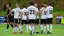 Jubel in Weiß-Schwarz: Der SV Denkingen feierte gleich fünf eigene Treffer auf dem Platz der SG Dettingen-Dingelsdorf.