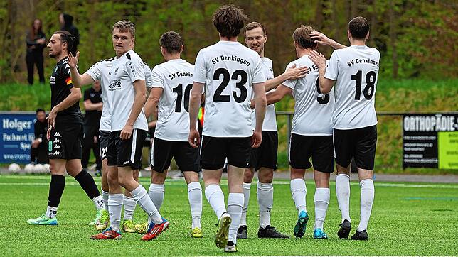 Jubel in Weiß-Schwarz: Der SV Denkingen feierte gleich fünf eigene Treffer auf dem Platz der SG Dettingen-Dingelsdorf.