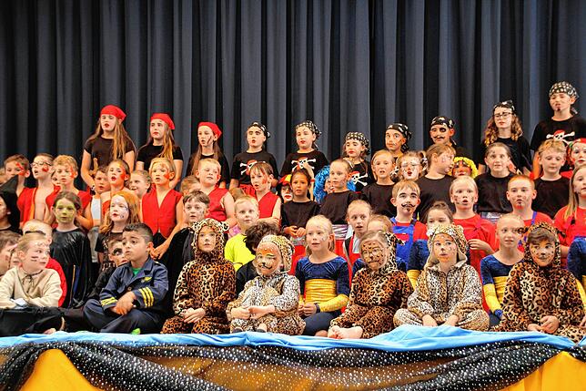 Bild 15: Bildergalerie der Zirkusaufführung in der Grundschule Wald