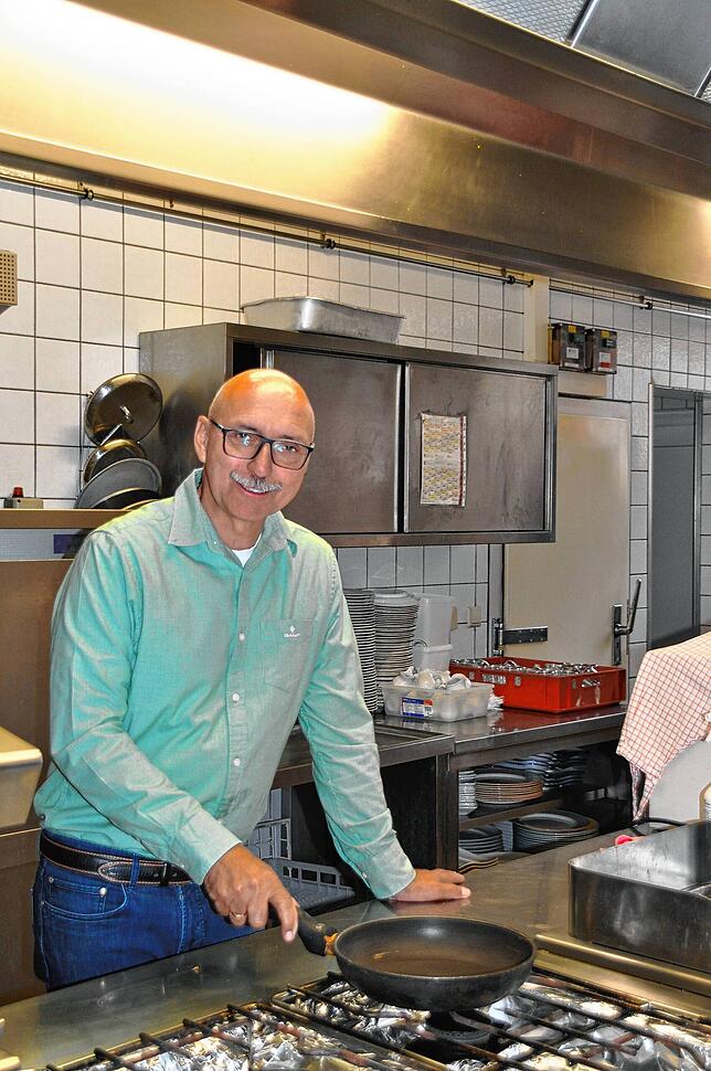 Für den Inhaber und Spitzenkoch Jochen Salomon geht mit dem Verkauf des Hotel Gasthoafes Hirschen in der Küche eine Erfolgsgeschichte zu ...