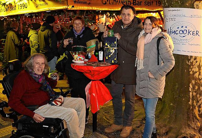 Bild 1: Der Hincooker backt für die Konstanzer Tafel: Bilder der Spendenaktion auf dem Weihnachtsmarkt