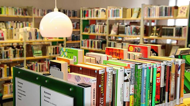 Bücherregale in der Stadtbibliothek Villingen. Dort werden im Jahr 2024 fast 58.000 Ausleihen im Erwachsenenbereich und annähernd ...