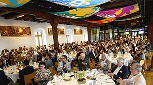 Mehr als 200 geladene Gäste genießen den Festakt zum 800-jährigen Bestehen der Spitalstiftung Konstanz im Konzil.