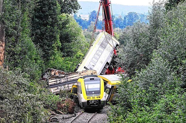 Bei der Entgleisung eines Regionalzugs mit drei Toten waren Hunderte Einsatzkräfte im Einsatz.