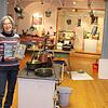 Kuratorin Susanne Huber-Wintermantel, hier mit historischen Kochbüchern in den Händen, freut sich auf die neue Kelnhofausstellung.