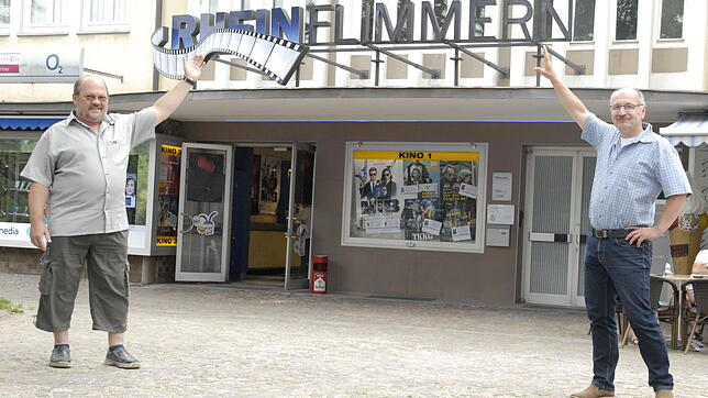Sie halten am Kino Rheinflimmern fest: Frank Trotzki (links) und Gerd Sauer vom Verein Stadtkino.