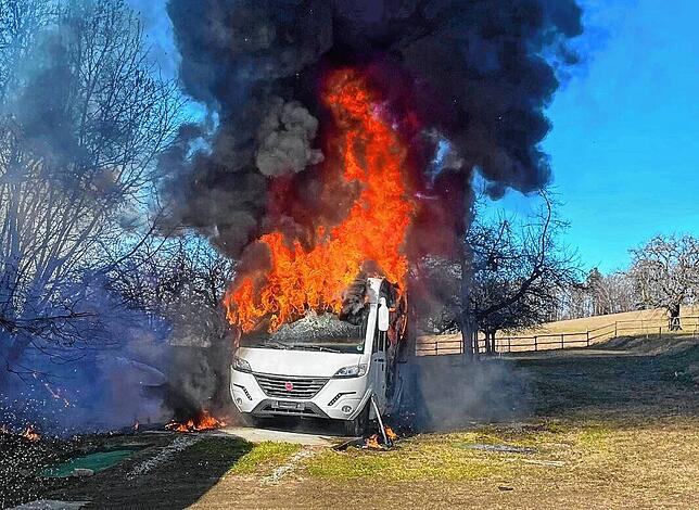 Aus noch unbekannten Gründen brannte am Sonntagnachmittag im Weiler Sassenloh bei Hörhausen ein Wohnmobil. Es wurde niemand verletzt.