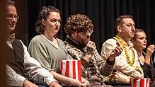 Ohne Worte, aber gut verständlich: Die Brauchtumsgruppe begeistert beim Bunten Abend mit ihrem Auftritt im fiktiven Kino „See(neplex)“.