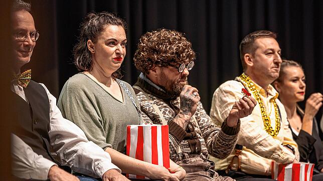 Ohne Worte, aber gut verständlich: Die Brauchtumsgruppe begeistert beim Bunten Abend mit ihrem Auftritt im fiktiven Kino „See(neplex)“.