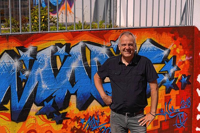 Thomas Budsa vor dem Zugang zum Untergeschoss des Jugendzentrums Molke. Das Graffiti ist augenscheinlich neu, es stammt aus der Zeit ...