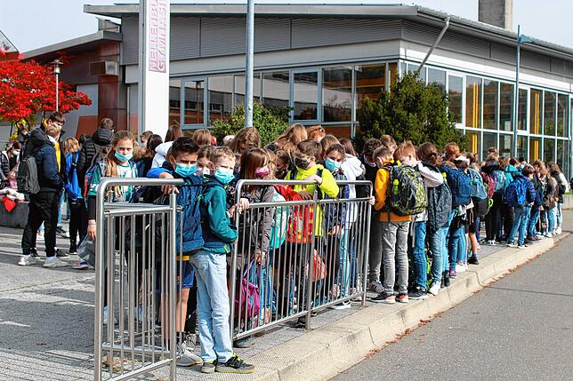 Dicht gedrängt stehen die Schüler an der Bushaltestelle des Schulzentrums Nellenburg. Hier warten sie auf den Bus der Linie 400, die ...