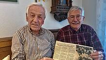 Paul Müller (links) und Manfred Nolle erinnern sich noch gut an den Auftritt von Bobby Charlton am Bodensee im Mai 1986.