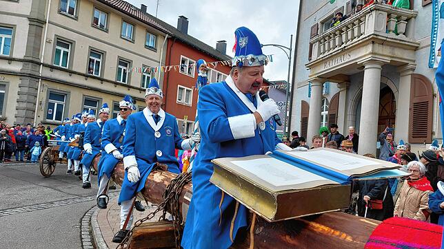 Narrenvater Clemens Podeswa verkündete vor dem Bonndorfer Rathaus die Machtübernahme der Narren. Bild: Ingo Günter