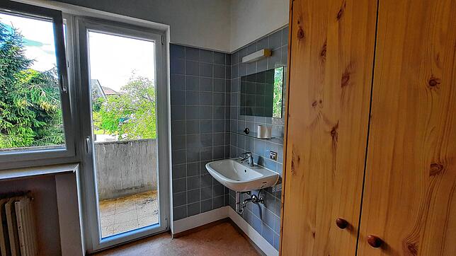 Im Zimmer von Hildegard Kirchner gibt es einen Balkon mit Seeblick, das Waschbecken ist nun sauber und die Hausmeister haben einen ihrer ...
