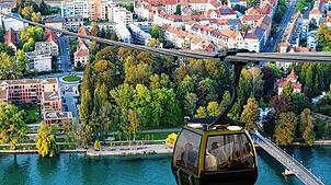 Bei Konstanz (Bild) wurde eine Gondellösung verworfen. Fricktaler Großräte und -rätinnen fordern, dass solch eine Hochseilbahn für das ...