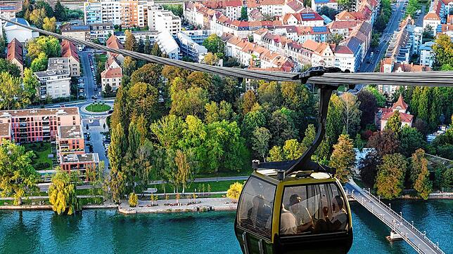 Bei Konstanz (Bild) wurde eine Gondellösung verworfen. Fricktaler Großräte und -rätinnen fordern, dass solch eine Hochseilbahn für das ...