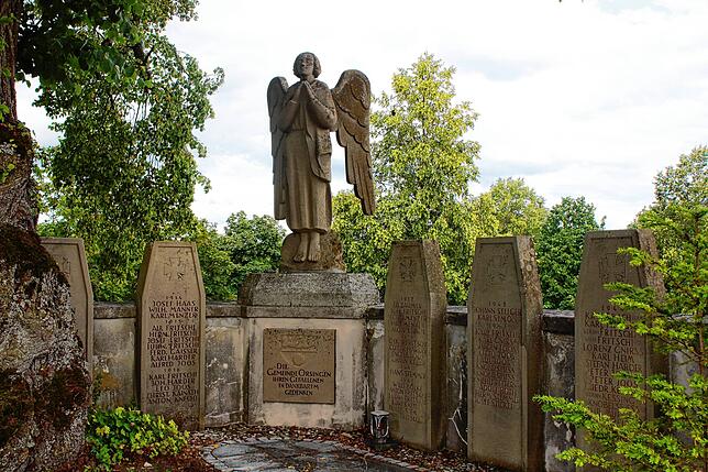 Das Denkmal für die Gefallenen der beiden Weltkriege steht am Rand des Orsinger Friedhofs.