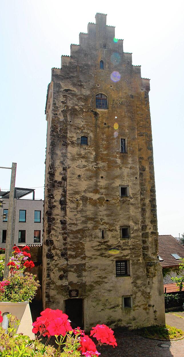 Der Hexenturm wurde als Teil der mittelalterlichen Befestigungsanlage in der Stauferzeit um 1250 errichtet.