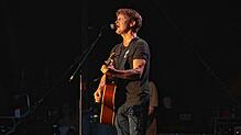 Singer- Songwriter James Blunt tritt am Samstag, 9. August, beim Stars in Town Festival auf. Der SÜDKURIER verlost fünf Mal zwei ...