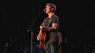 Singer- Songwriter James Blunt tritt am Samstag, 9. August, beim Stars in Town Festival auf. Der SÜDKURIER verlost fünf Mal zwei ...