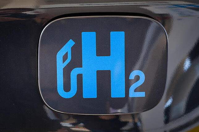 “H2„ steht bei der Eröffnung einer Wasserstofftankstelle auf einer Tankklappe. Der schleswig-holsteinische Landtag ...