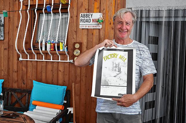 Peter Feige mit einem Origialplakat von der ersten Rockfete der „Aktion Freizeit Bermatingen“ im Mai 1981.