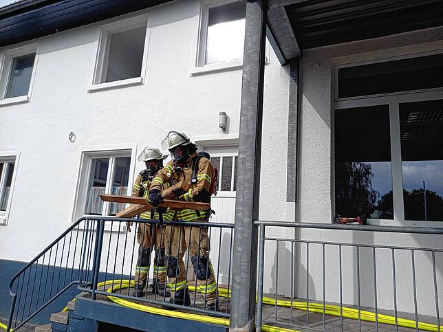 Die durch Feuer und Rauch in Mitleidenschaft gezogenen Paletten werden entsorgt.