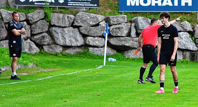 Platzverweis: Am Ende kam für die SG FC Wehr/Brennet alles zusammen. Zu allem Überfluss ließ sich der pausierende Alexander Herbst ...
