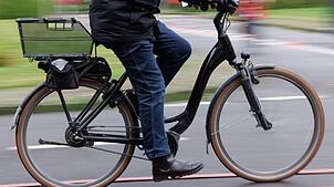 Ein betrunkener Fahrradfahrer wird in einer Nacht gleich zweimal angehalten. (Symbolbild)