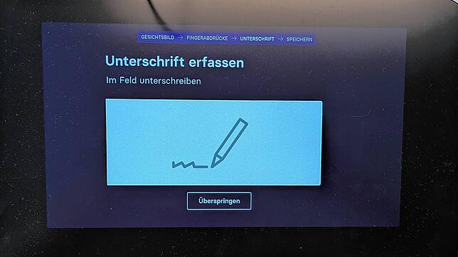 In dem weißen Feld kann die Unterschrift festgehalten werden. Der Stift dafür hängt in einer Halterung über dem Bildschirm.
