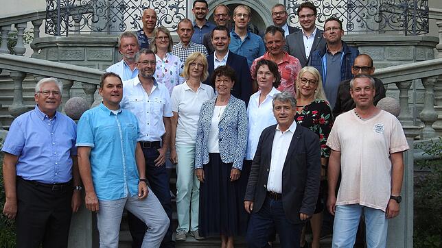 Der neu konstituierte Bad Säckinger Gemeinderat mit Bürgermeister Alexander Guhl (hinten, 2.v.r.) nimmt nun seine Arbeit auf. Auf dem ...