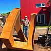 Bildhauer Harald Björnsgard aus Radolfzell steht hinter seiner Skulptur, mit der er bei der Landesgartenschau in Überlingen vertreten ...