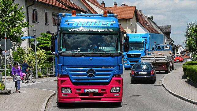 So wie hier im Jahr 2013, als anlässlich der Umleitung der Bundesstraße 33 bei Mönchweiler der Schwerlastverkehr durch die Gemeinde ...