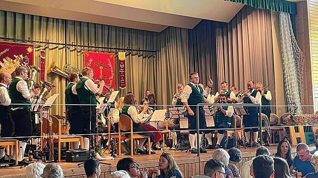 Die Trachtenkapelle Dachsberg bei einem Konzert zur Mittagszeit im vergangenem Jahr. Nun blickt sie voller Vorfreude auf Musikfest im ...